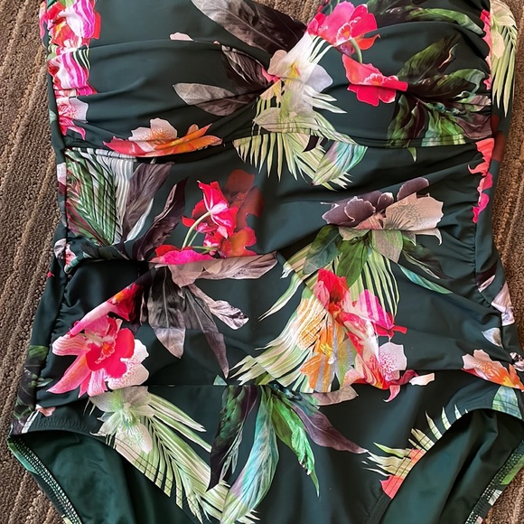 LA BLANCA BEYOND THE JUNGLE TUMMY CONTROL BANDEAU ONE PIECE SWIMSUIT 🌺 - Picture 3 of 8